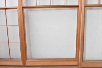 ヴィンテージ建具　昭和後期　明るい木色とすっきりとした格子が魅力の擦り上げ雪見障子戸4枚セット　(R-086592)