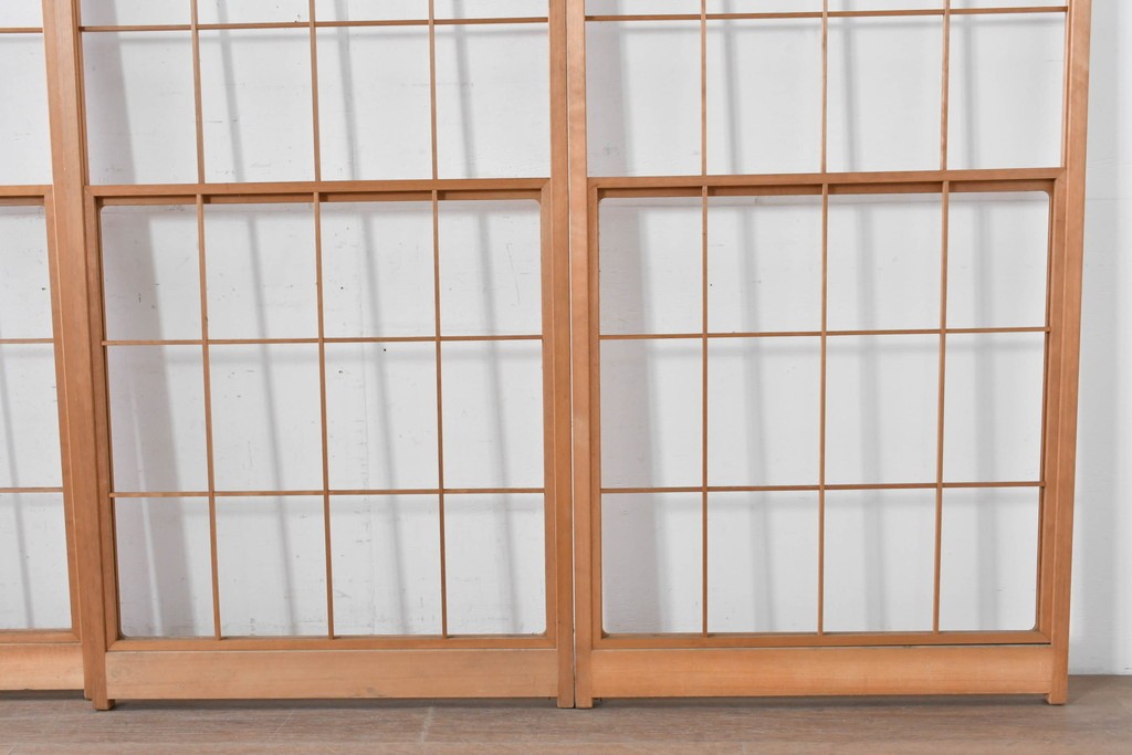 ヴィンテージ建具　昭和後期　明るい木色とすっきりとした格子が魅力の擦り上げ雪見障子戸4枚セット　(R-086592)