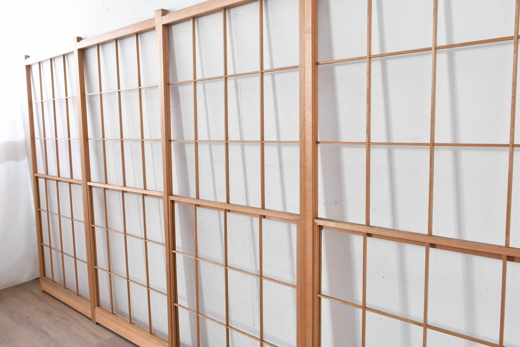 ヴィンテージ建具　昭和後期　明るい木色とすっきりとした格子が魅力の擦り上げ雪見障子戸4枚セット　(R-086592)