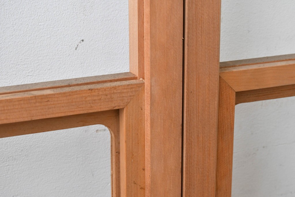 ヴィンテージ建具　昭和後期　明るい木色とすっきりとした格子が魅力の擦り上げ雪見障子戸4枚セット　(R-086592)