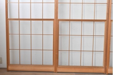 ヴィンテージ建具　昭和後期　明るい木色とすっきりとした格子が魅力の擦り上げ雪見障子戸4枚セット　(R-086592)