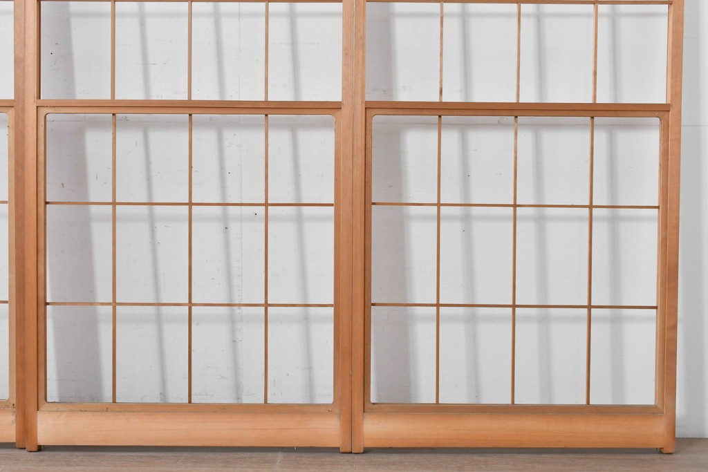 ヴィンテージ建具　昭和後期　明るい木色とすっきりとした格子が魅力の擦り上げ雪見障子戸4枚セット　(R-086592)