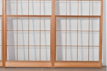 ヴィンテージ建具　昭和後期　明るい木色とすっきりとした格子が魅力の擦り上げ雪見障子戸4枚セット　(R-086592)