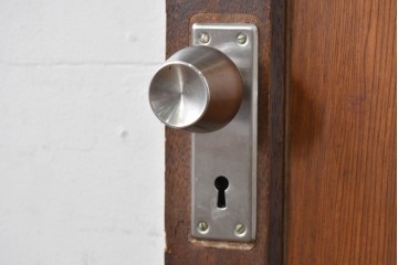 アンティーク建具　昭和初期　大正ロマン　異なる木色のコントラストが目を引くドア1枚　(R-086595)