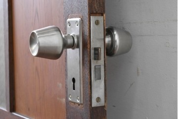 アンティーク建具　昭和初期　大正ロマン　異なる木色のコントラストが目を引くドア1枚　(R-086595)