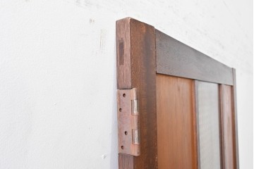アンティーク建具　昭和初期　大正ロマン　異なる木色のコントラストが目を引くドア1枚　(R-086595)