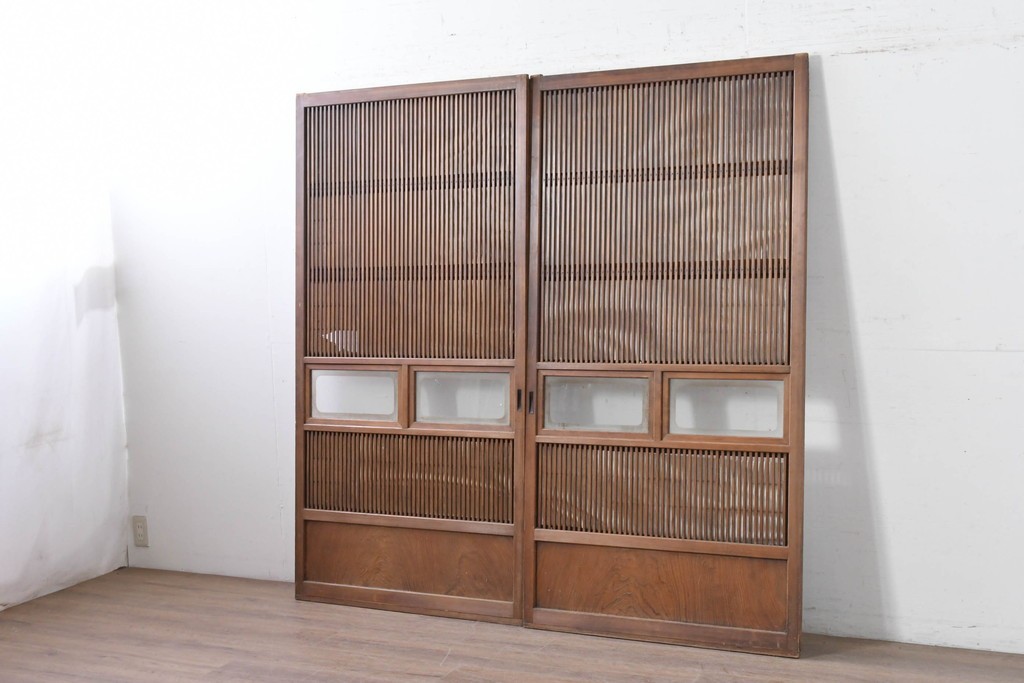 ヴィンテージ建具　昭和中期　裏障子付き　繊細に並んだ格子が美しい格子戸2枚セット　(R-086603)