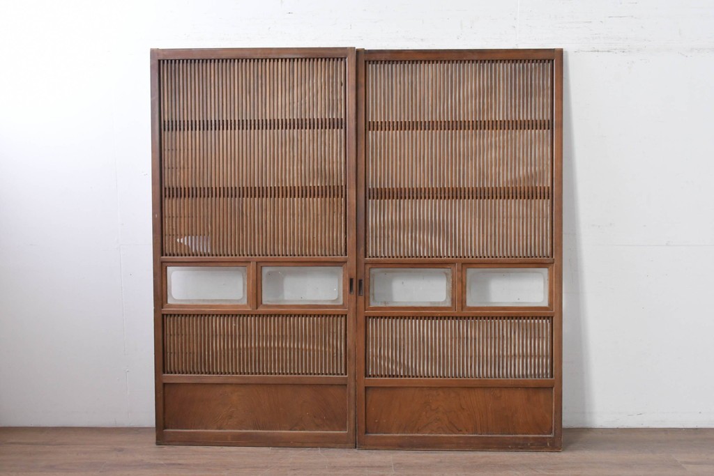 ヴィンテージ建具　昭和中期　裏障子付き　繊細に並んだ格子が美しい格子戸2枚セット　(R-086603)