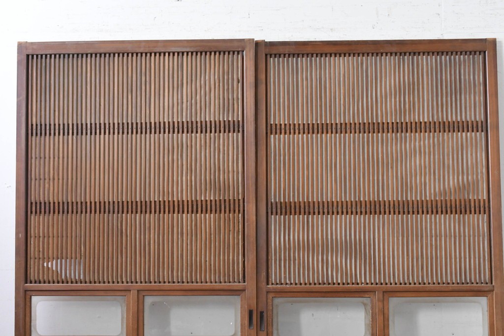 ヴィンテージ建具　昭和中期　裏障子付き　繊細に並んだ格子が美しい格子戸2枚セット　(R-086603)