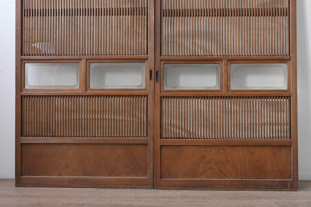 ヴィンテージ建具　昭和中期　裏障子付き　繊細に並んだ格子が美しい格子戸2枚セット　(R-086603)