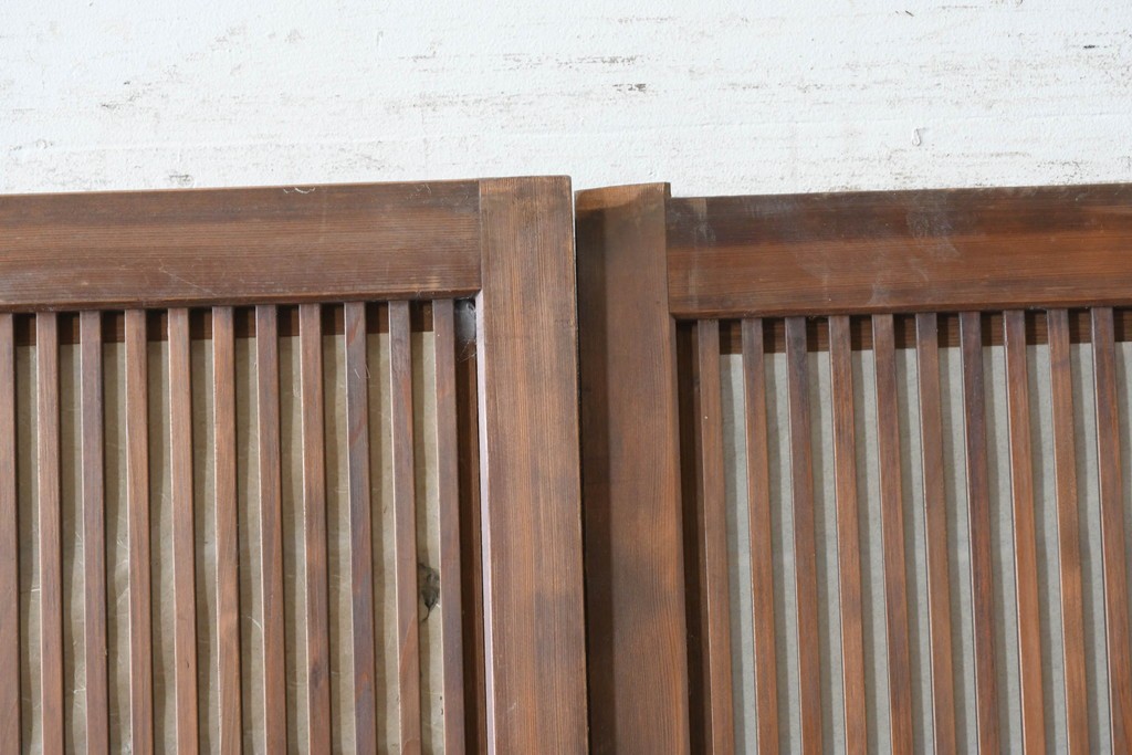 ヴィンテージ建具　昭和中期　裏障子付き　繊細に並んだ格子が美しい格子戸2枚セット　(R-086603)