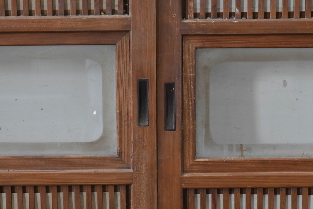 ヴィンテージ建具　昭和中期　裏障子付き　繊細に並んだ格子が美しい格子戸2枚セット　(R-086603)