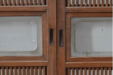ヴィンテージ建具　昭和中期　裏障子付き　繊細に並んだ格子が美しい格子戸2枚セット　(R-086603)