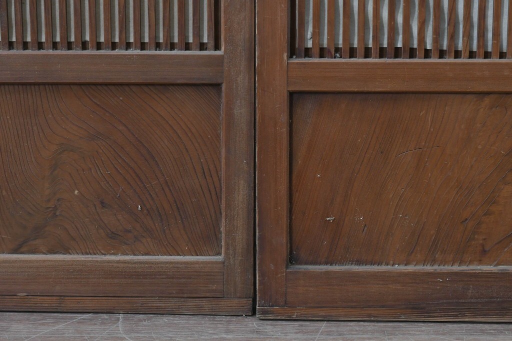 ヴィンテージ建具　昭和中期　裏障子付き　繊細に並んだ格子が美しい格子戸2枚セット　(R-086603)