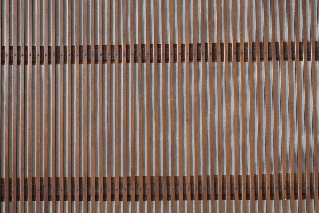 ヴィンテージ建具　昭和中期　裏障子付き　繊細に並んだ格子が美しい格子戸2枚セット　(R-086603)