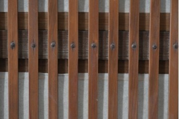 ヴィンテージ建具　昭和中期　裏障子付き　繊細に並んだ格子が美しい格子戸2枚セット　(R-086603)