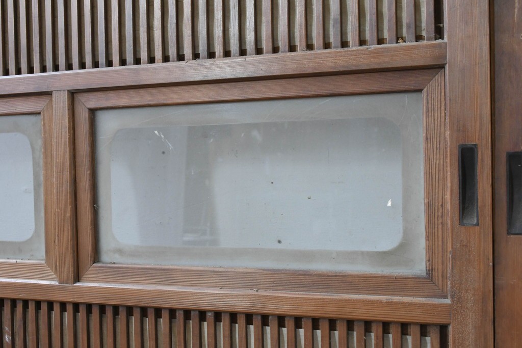 ヴィンテージ建具　昭和中期　裏障子付き　繊細に並んだ格子が美しい格子戸2枚セット　(R-086603)