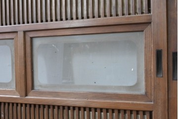 ヴィンテージ建具　昭和中期　裏障子付き　繊細に並んだ格子が美しい格子戸2枚セット　(R-086603)