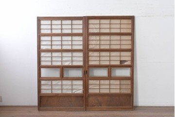 ヴィンテージ建具　昭和中期　裏障子付き　繊細に並んだ格子が美しい格子戸2枚セット　(R-086603)