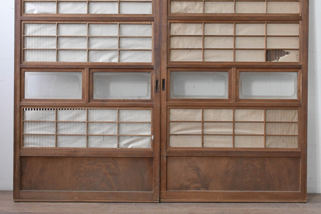 ヴィンテージ建具　昭和中期　裏障子付き　繊細に並んだ格子が美しい格子戸2枚セット　(R-086603)