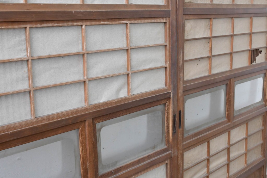 ヴィンテージ建具　昭和中期　裏障子付き　繊細に並んだ格子が美しい格子戸2枚セット　(R-086603)