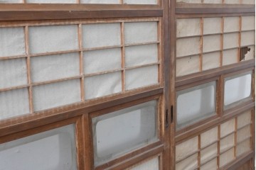 ヴィンテージ建具　昭和中期　裏障子付き　繊細に並んだ格子が美しい格子戸2枚セット　(R-086603)