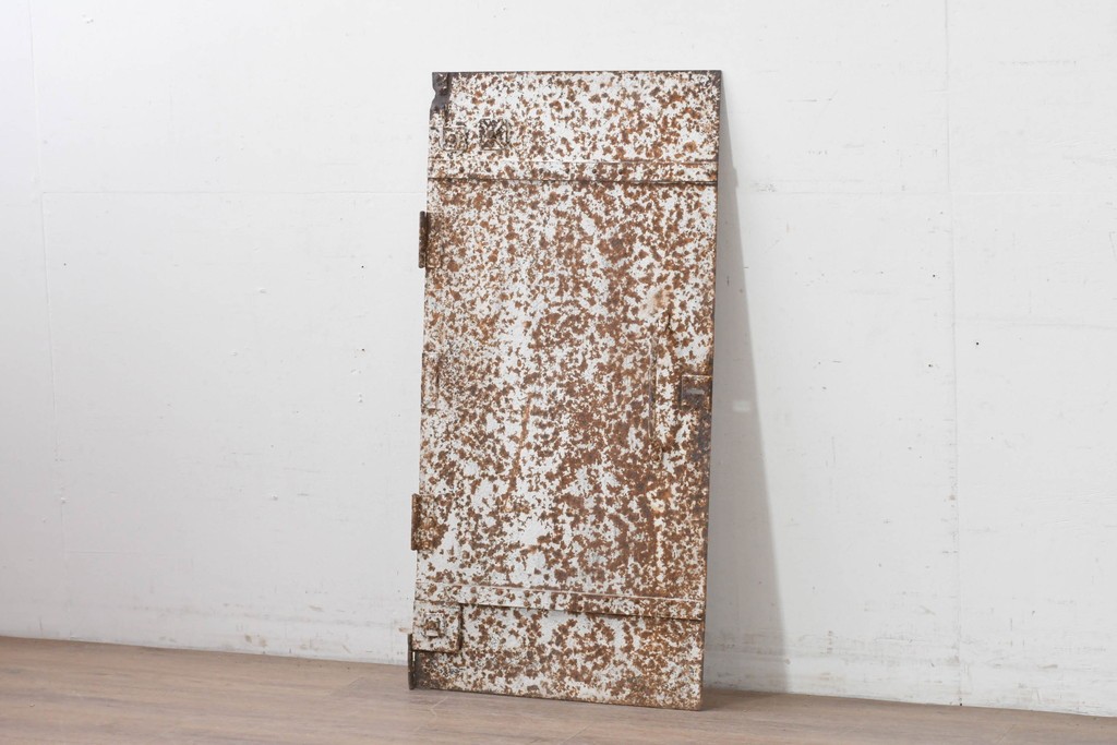 アンティーク建具　大正から昭和初期　無骨な風合いの錆びた鉄扉1枚　(R-086605)