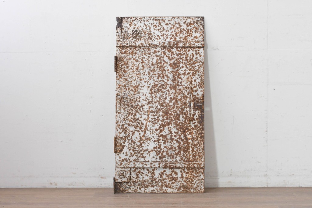 アンティーク建具　大正から昭和初期　無骨な風合いの錆びた鉄扉1枚　(R-086605)