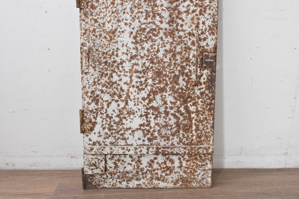 アンティーク建具　大正から昭和初期　無骨な風合いの錆びた鉄扉1枚　(R-086605)