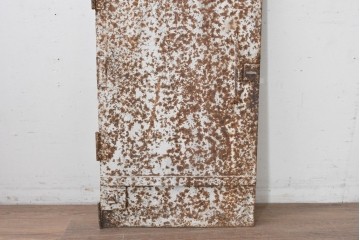 アンティーク建具　大正から昭和初期　無骨な風合いの錆びた鉄扉1枚　(R-086605)