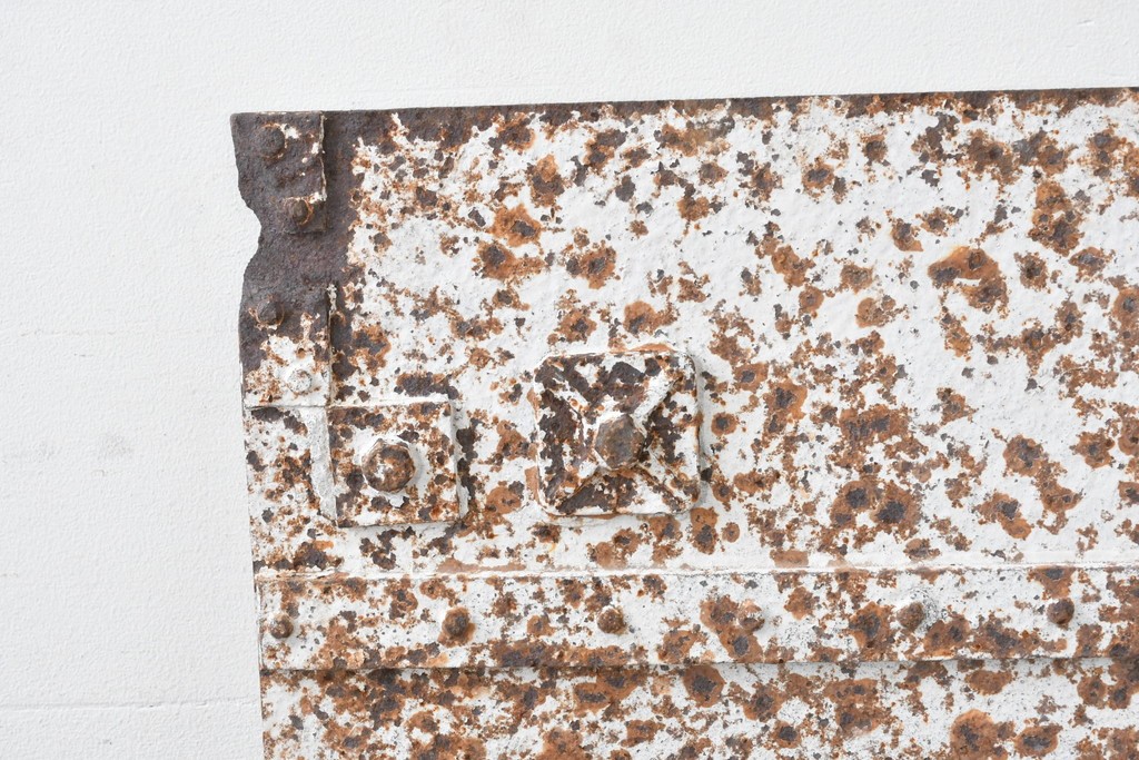 アンティーク建具　大正から昭和初期　無骨な風合いの錆びた鉄扉1枚　(R-086605)