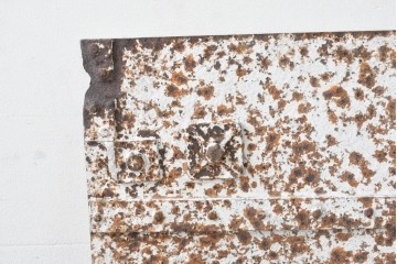 アンティーク建具　大正から昭和初期　無骨な風合いの錆びた鉄扉1枚　(R-086605)