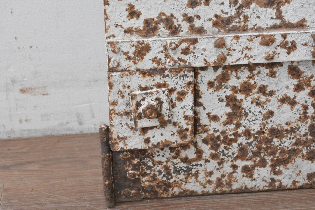 アンティーク建具　大正から昭和初期　無骨な風合いの錆びた鉄扉1枚　(R-086605)