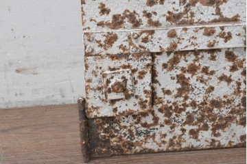 アンティーク建具　大正から昭和初期　無骨な風合いの錆びた鉄扉1枚　(R-086605)