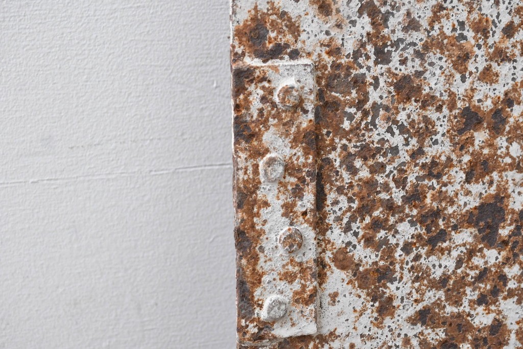 アンティーク建具　大正から昭和初期　無骨な風合いの錆びた鉄扉1枚　(R-086605)