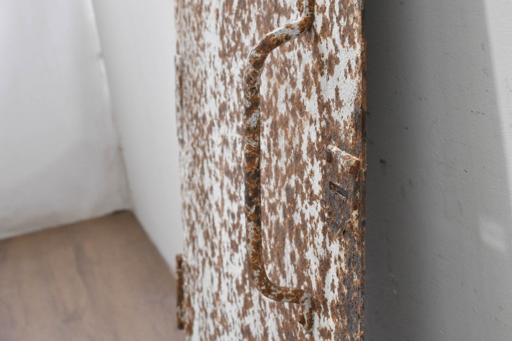 アンティーク建具　大正から昭和初期　無骨な風合いの錆びた鉄扉1枚　(R-086605)