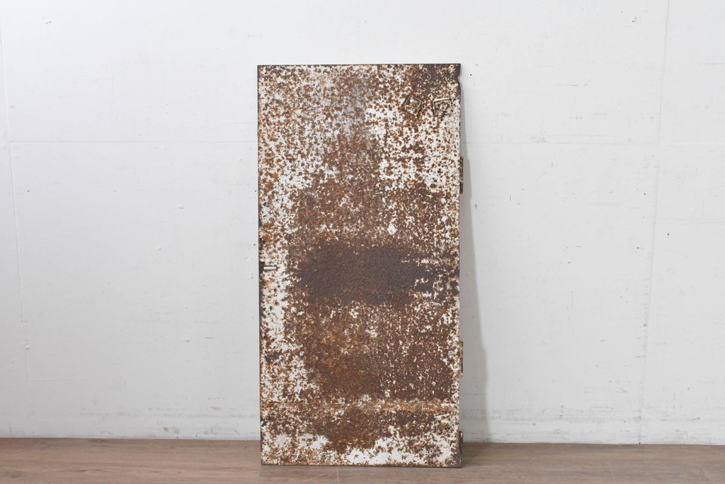 アンティーク建具　大正から昭和初期　無骨な風合いの錆びた鉄扉1枚　(R-086605)