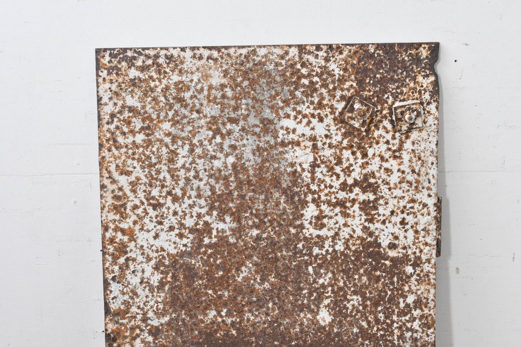 アンティーク建具　大正から昭和初期　無骨な風合いの錆びた鉄扉1枚　(R-086605)