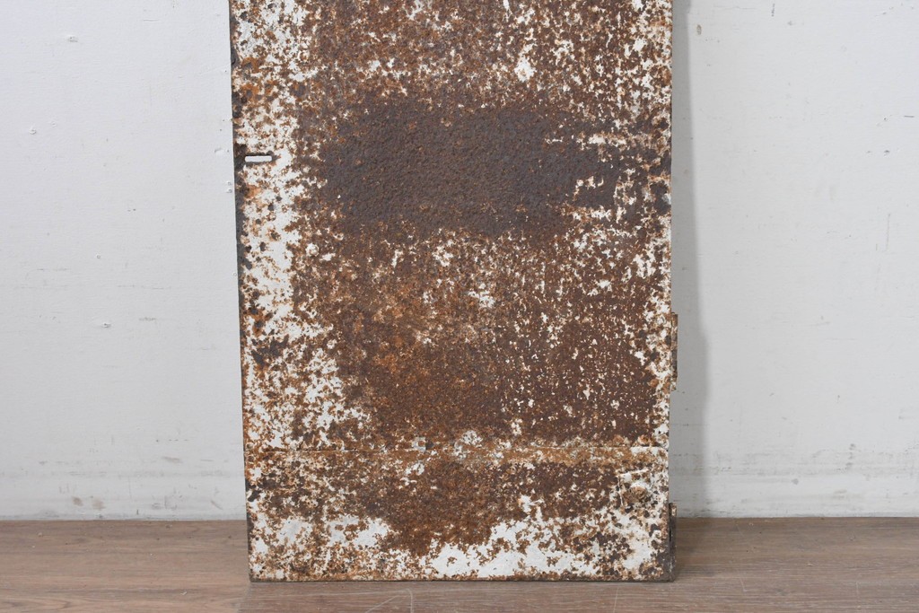 アンティーク建具　大正から昭和初期　無骨な風合いの錆びた鉄扉1枚　(R-086605)