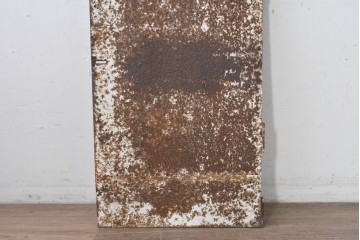 アンティーク建具　大正から昭和初期　無骨な風合いの錆びた鉄扉1枚　(R-086605)
