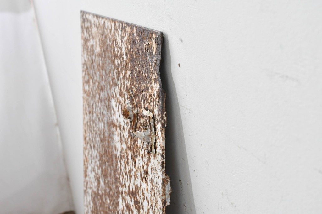 アンティーク建具　大正から昭和初期　無骨な風合いの錆びた鉄扉1枚　(R-086605)