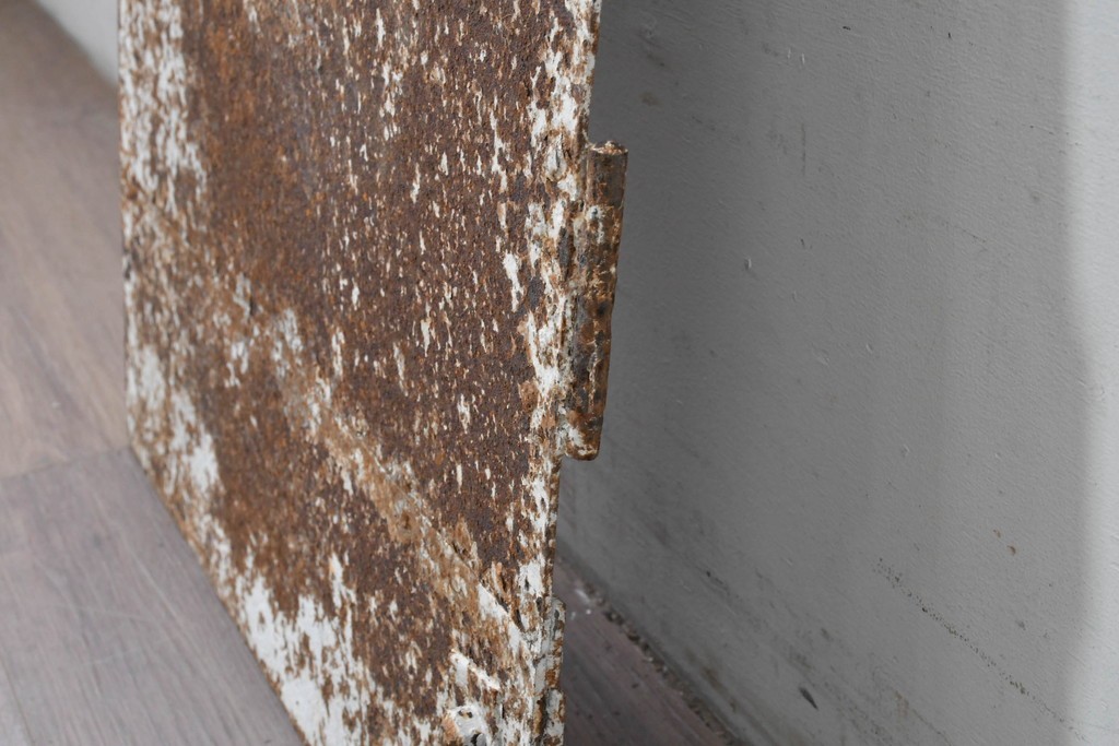 アンティーク建具　大正から昭和初期　無骨な風合いの錆びた鉄扉1枚　(R-086605)