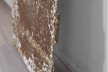 アンティーク建具　大正から昭和初期　無骨な風合いの錆びた鉄扉1枚　(R-086605)