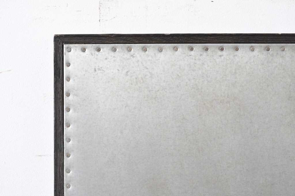 中古　希少な廃番品　CRASH GATE(クラッシュゲート)　GIN FRAME E(ジン フレームE)　トタン　杉材　無骨なデザインのマグネットボード　(R-086608)