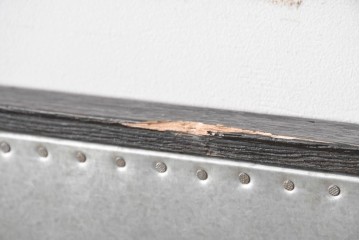 中古　希少な廃番品　CRASH GATE(クラッシュゲート)　GIN FRAME E(ジン フレームE)　トタン　杉材　無骨なデザインのマグネットボード　(R-086608)