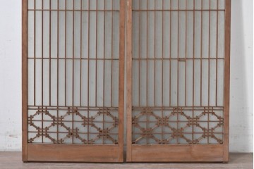 ヴィンテージ建具　昭和後期　すっきりとした縦桟格子に組子細工が映える片面ガラスの書院戸2枚セット　(R-086610)