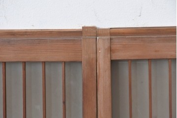 ヴィンテージ建具　昭和後期　すっきりとした縦桟格子に組子細工が映える片面ガラスの書院戸2枚セット　(R-086610)