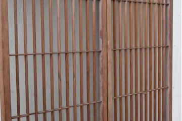 ヴィンテージ建具　昭和後期　すっきりとした縦桟格子に組子細工が映える片面ガラスの書院戸2枚セット　(R-086610)