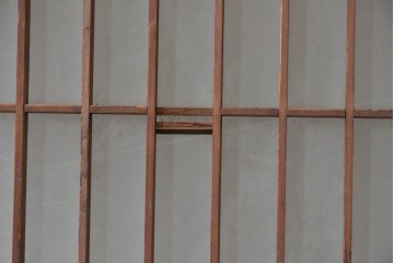 ヴィンテージ建具　昭和後期　すっきりとした縦桟格子に組子細工が映える片面ガラスの書院戸2枚セット　(R-086610)