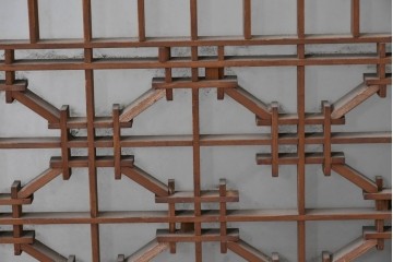 ヴィンテージ建具　昭和後期　すっきりとした縦桟格子に組子細工が映える片面ガラスの書院戸2枚セット　(R-086610)